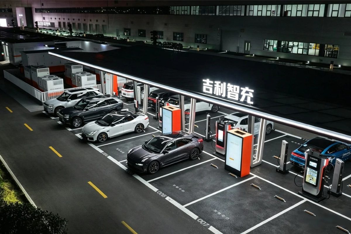 Geely ultra-fast charging station at night, with Zeekr and Lynk & Co cars plugged in